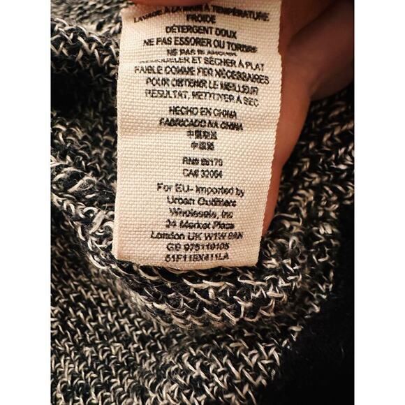 EUC Free People Oversized Black White 3/4 Sleeve Crop Sweater XS - Picture 7 of 7